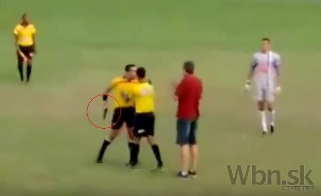 Video: Hráči chceli zbiť rozhodcu, ten vytiahol nabitú zbraň