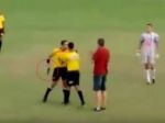 Video: Hráči chceli zbiť rozhodcu, ten vytiahol nabitú zbraň