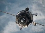 Kosmická loď sa spojila s ISS, posádke priniesla aj cesnak
