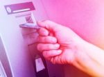 Slováci v zahraničí vyberajú z bankomatov čoraz viac peňazí