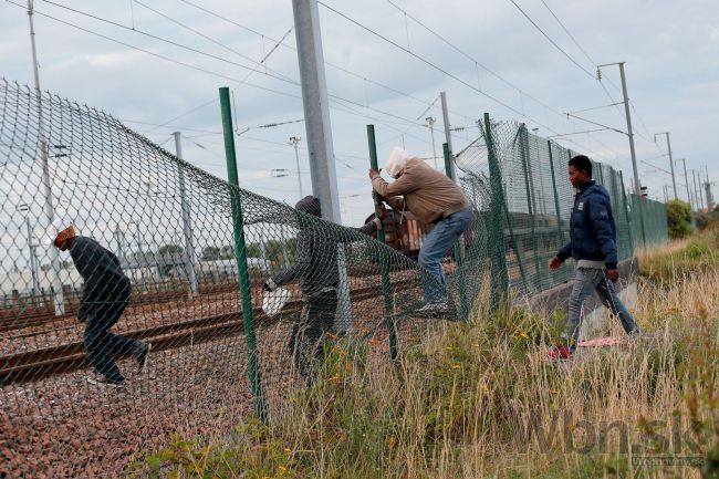 Do eurotunela vnikla stovka migrantov, zablokovali dopravu