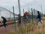 Do eurotunela vnikla stovka migrantov, zablokovali dopravu