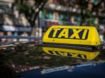 Taxislužby bežne využívajú živnostníkov a prenajímajú autá