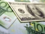 Americký dolár oslabil voči euru aj menovému košu