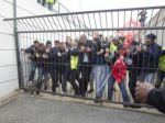 Video: Odborári strhali košele z manažérov Air France