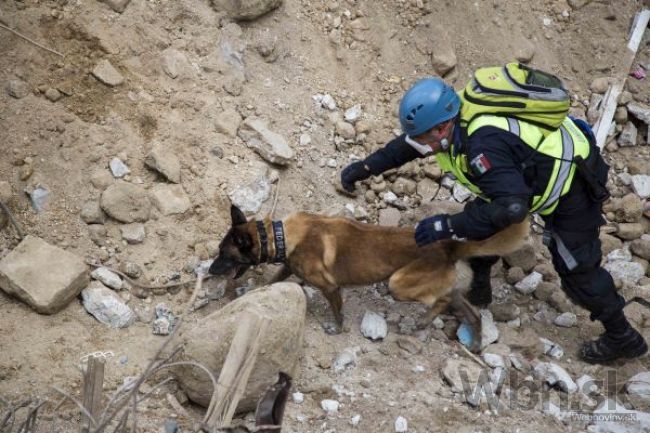 Obetí zosuvu v Guatemale stúpa, šance nájsť živých sú mizivé