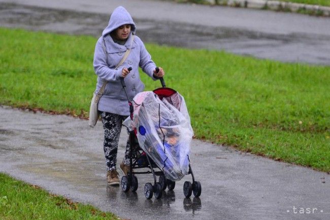 Čaká nás oblačný deň, na západe môže pršať