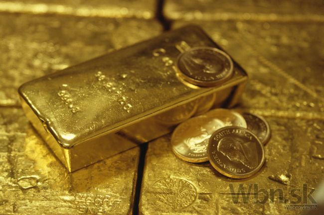 Zlato dosiahlo dvojtýždňové maximum, reagovalo na dolár