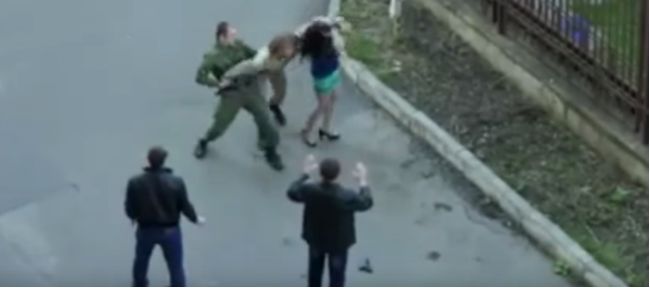 Video: Vojak odvážne zakročil počas rukojemníckej drámy. Takýto koniec by ste ale nečakali