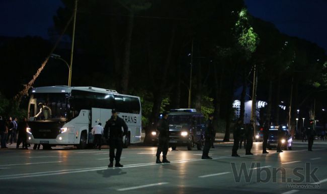 Video: Na autobus s hráčmi Srbska hádzali v Tirane kamene