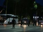 Video: Na autobus s hráčmi Srbska hádzali v Tirane kamene