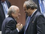 Blattera aj Platiniho suspendovali, FIFA povedie Kamerunčan