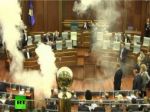 Video: V kosovskom parlamente vypustili slzotvorný plyn