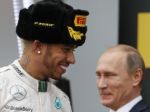 Video: Hamilton vyhral Veľkú cenu Ruska, ostriekal Putina