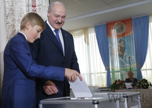 Lukašenko ostáva v úrade, svojich protivníkov rozdrvil
