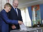 Lukašenko ostáva v úrade, svojich protivníkov rozdrvil