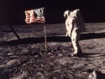 Vedci zistili, čo spôsobuje praskliny na Mesiaci