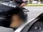 Video: Súd s expolicajtom, ktorý napadol vodičku, odročili