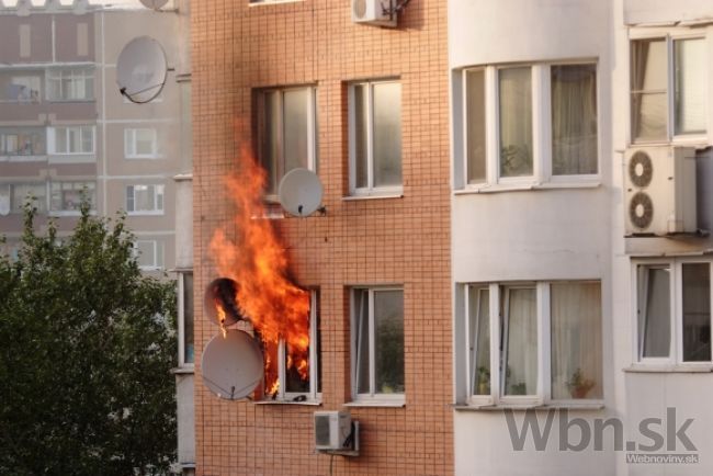 Bratislavskí hasiči likvidujú požiar, Vo Vajnoroch horí byt