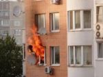Bratislavskí hasiči likvidujú požiar, Vo Vajnoroch horí byt