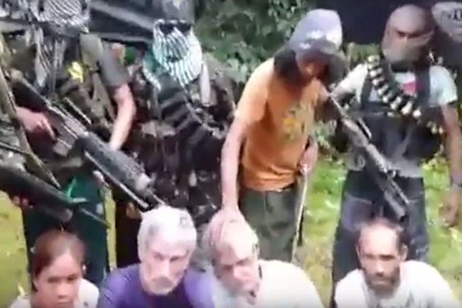 VIDEO: Islamisti ukazujú unesených cudzincov a Filipínku