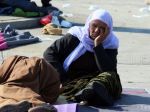 Grécko vyšetruje obvinenia utečencov, že ich policajti olúpili 