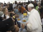 Pápež František prekvapil návštevou útulok pre bezdomovcov