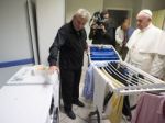 Pápež prekvapil bezdomovcov, navštívil ich v útulku