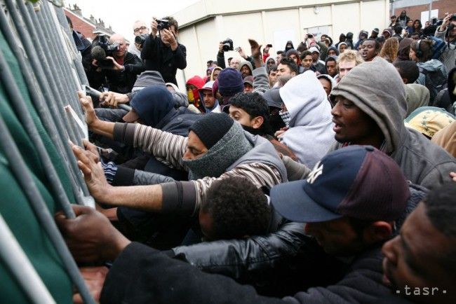 Starostka Calais navrhla povolať vojakov, prílev migrantov stúpol
