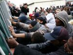 Starostka Calais navrhla povolať vojakov, prílev migrantov stúpol