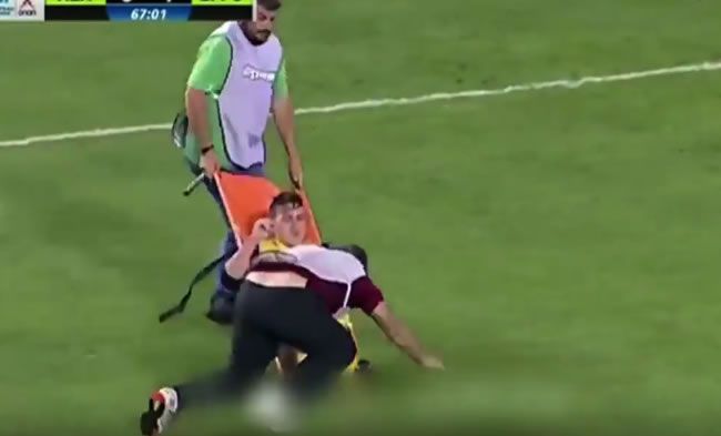 Video: Gréckym ošetrovateľom spadol zranený hráč z nosidiel. Dvakrát.