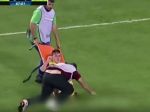 Video: Gréckym ošetrovateľom spadol zranený hráč z nosidiel. Dvakrát.