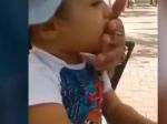 Video: Dospelí muži učia fajčiť malého chlapca