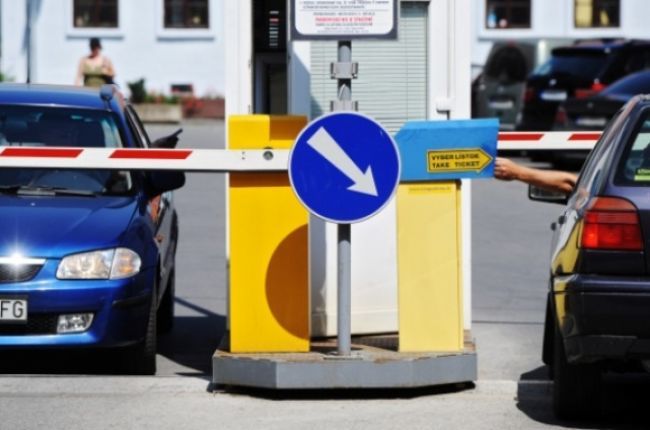 Petržalka upravila s parkovacou firmou EEI podmienky
