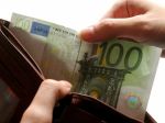 Ľudia, ktorí čelia exekúciám, budú mať na účte viac peňazí