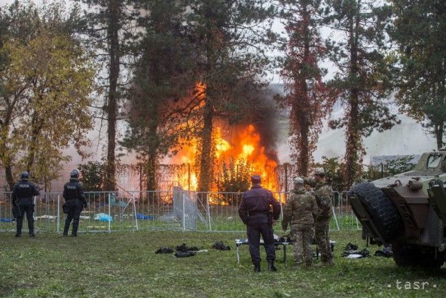 POŽIAR: V Slovinsku horí utečenecký tábor, zapálili si ho sami