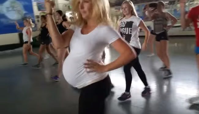 Video: Keď tehotná žena tancuje lepšie, než väčšina ľudí