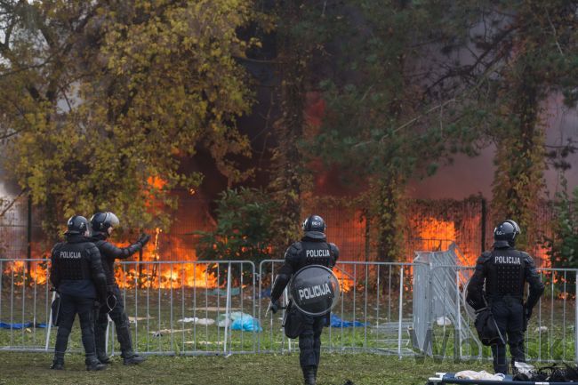 Utečeneckú ubytovňu zachvátil požiar; dve osoby sú nezvestné