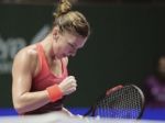 Halepová na WTA Finals hladko postúpila, Šarapovová tesne