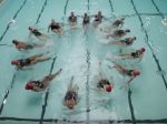 Video: Seniorky excelujú v synchronizovanom plávaní