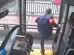 Video: Vodič autobusu zachránil ženu pred smrťou