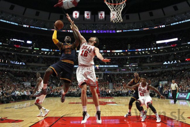 Video: Gasol nasadil hviezdnemu LeBronovi 'čapicu'