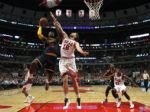 Video: Gasol nasadil hviezdnemu LeBronovi 'čapicu'