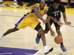 Video: Cleveland vyplienil Memphis, Lakers začali prehrou