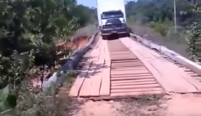 Video: Kamión sa prepadol