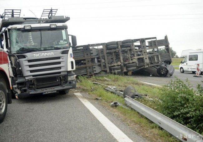 Na D1 v smere do Bratislavy sa zrazili štyri kamióny