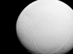 Sonda Cassini úspešne vykonala prelet okolo mesiaca Saturnu