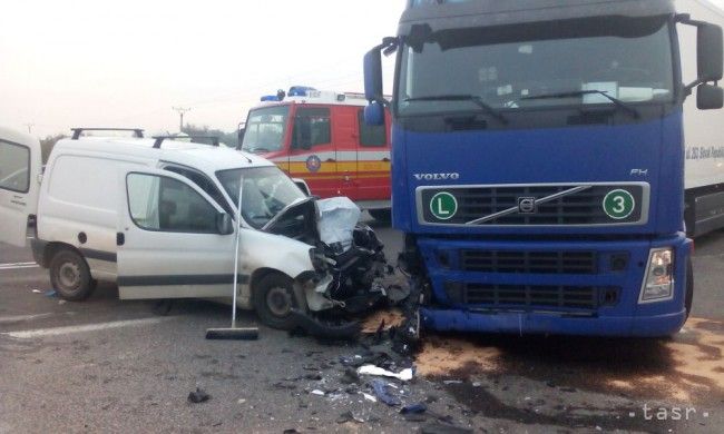 NEHODA: Na Diaľničnej ceste v Senci sa zrazil kamión s pick-upom
