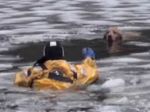 Video: Záchrana psíka z ľadovej rieky