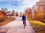 Jeseň a bicyklovanie: Na čo si dávať pozor?